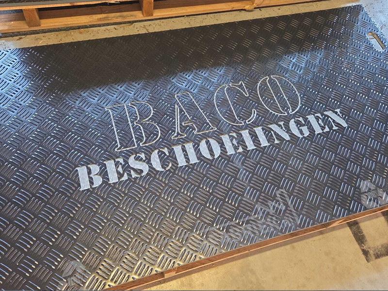 Rijplaten met logo