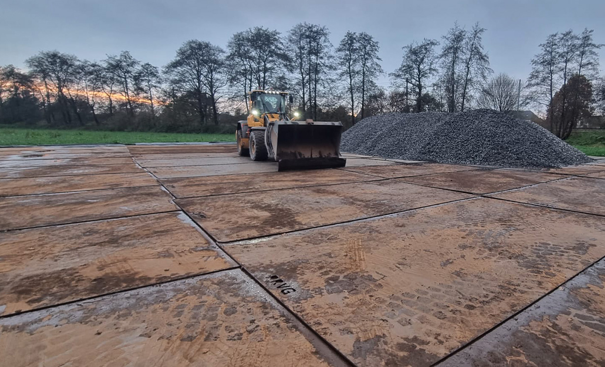 Stalen rijplaten op een terrein